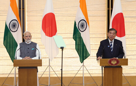 共同記者発表に臨む石破茂首相(右)とインドのモディ首相=29日午後、首相官邸