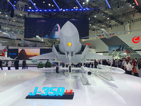 中国の最新鋭ステルス戦闘機「殲35(J35)」の模型=2024年11月、中国広東省珠海市