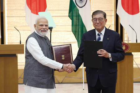 文書交換式で握手する石破茂首相(右)とインドのモディ首相=29日、首相官邸