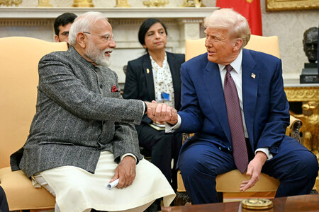 トランプ米大統領(右)とインドのモディ首相=2月13日、ワシントン(AFP時事)