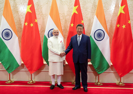 握手する中国の習近平国家主席(右)とインドのモディ首相=31日、天津(インド政府提供)(ロイター時事)