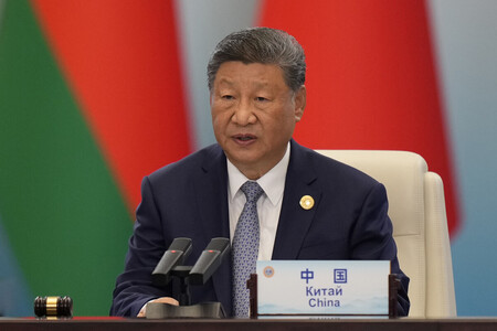 1日、中国・天津で開かれた上海協力機構(SCO)首脳会議で発言する習近平国家主席(EPA時事)