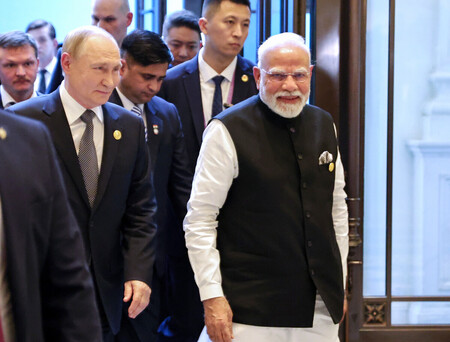1日、中国・天津で会談に臨むロシアのプーチン大統領(中央左)とインドのモディ首相(右)(EPA時事)