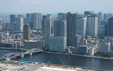 高層ビルとタワーマンション群=東京都内